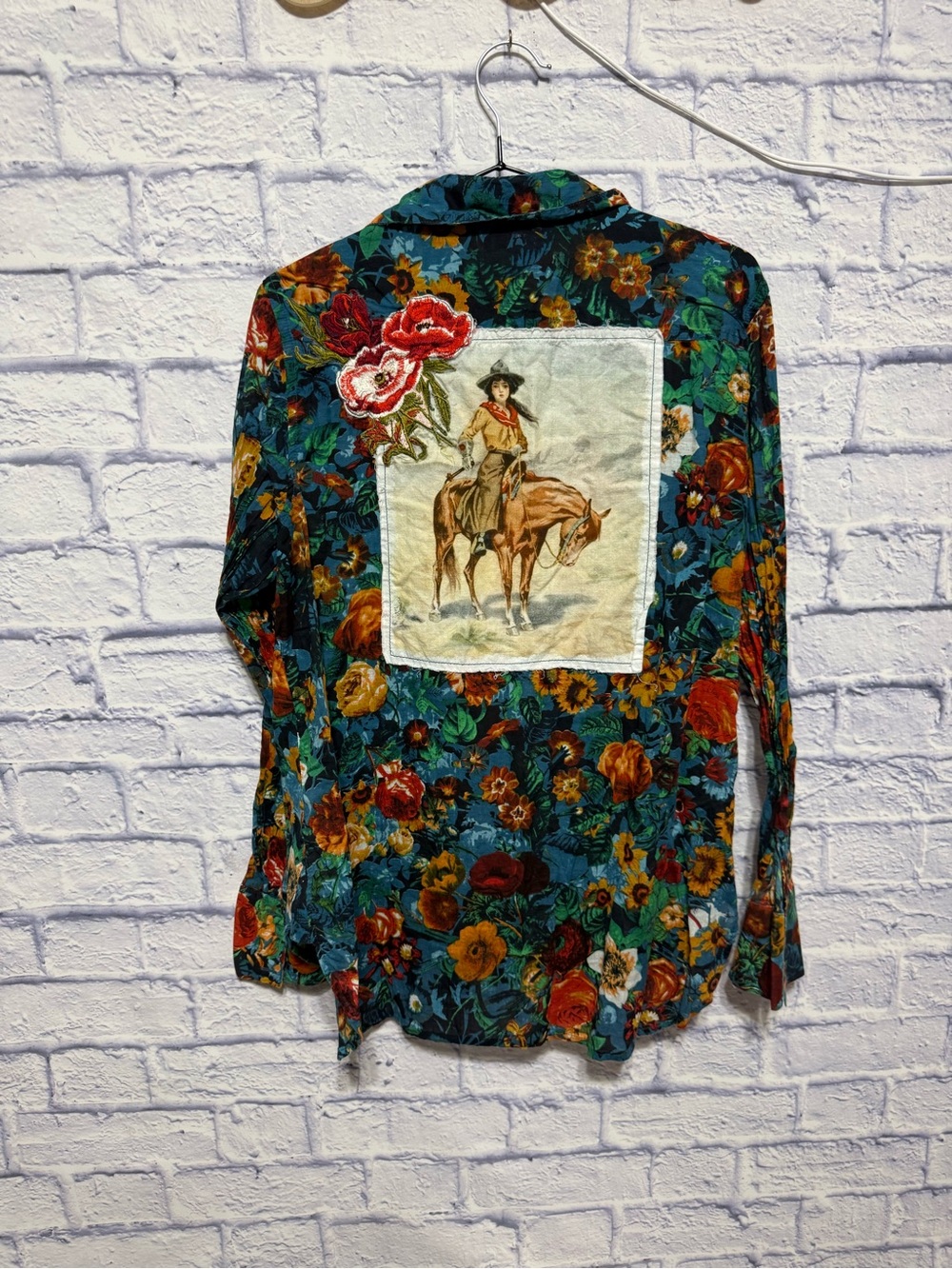 Montana Co 
Gorgeous Turquoise Floral Metal Button Down 
With Southwestern Theme
